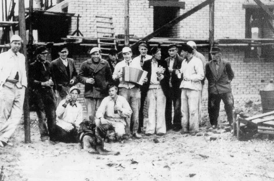 Belegschaft der Baufirma Heinrich de Vries, um 1955. Stehend von links: E. Lührs, F. Hoffmann, H. de Vries, R. Freese, J. de Vries, J. Wichmann, P. Harms. W. Vogelei, H. Stolle, O. Valentin, A. Dorenbusch; sitzend: R. Harms, P. Müller Belegschaft der Baufirma Heinrich de Vries, um 1955. Stehend von links: E. Lührs, F. Hoffmann, H. de Vries, R. Freese, J. de Vries, J. Wichmann, P. Harms. W. Vogelei, H. Stolle, O. Valentin, A. Dorenbusch; sitzend: R. Harms, P. Müller