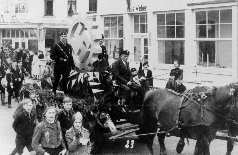 Festwagen der "Deutschen Arbeitsfront", nach 1933 Festwagen der "Deutschen Arbeitsfront", nach 1933