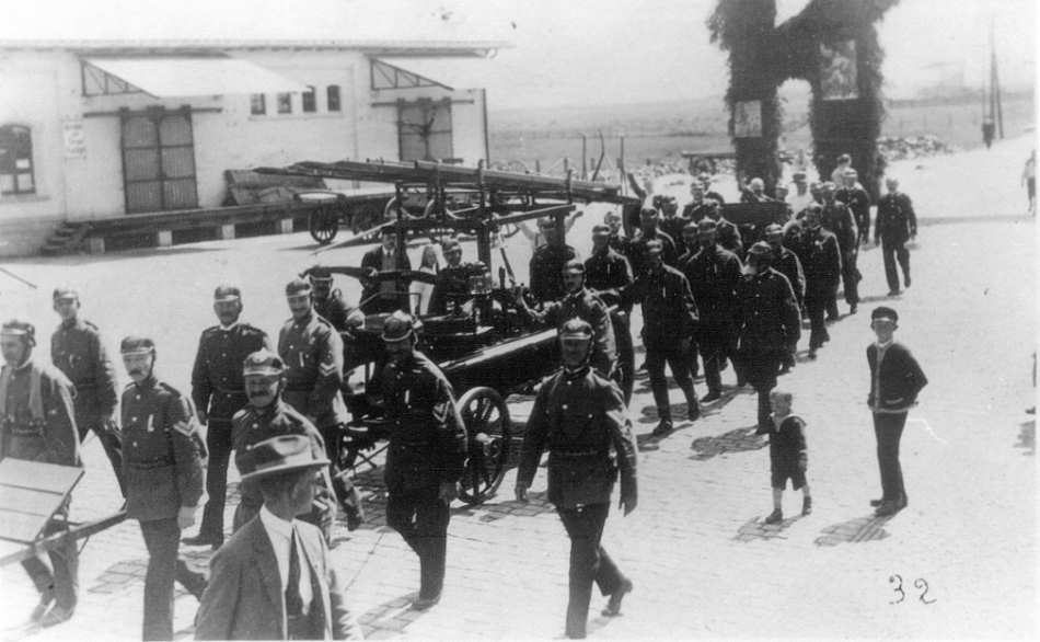 Die "Ein-Zylinder-Handpumpe" mit Hakenleitern Die "Ein-Zylinder-Handpumpe" mit Hakenleitern