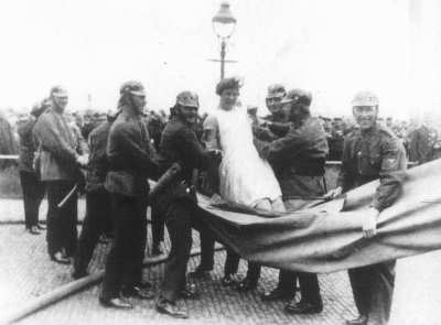 Schulübung und Manöver im Hause Kaiserstr. 15