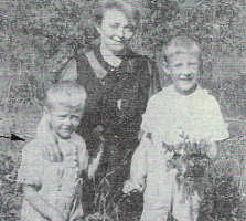 Hans-Hermann Kramer mit Mutter und Bruder Fritz (links), der das Abzeichen bekam, 1941 im Odenwald beim Blaubeerenpflücken. Hans-Hermann Kramer mit Mutter und Bruder Fritz (links), der das Abzeichen bekam, 1941 im Odenwald beim Blaubeerenpflücken.