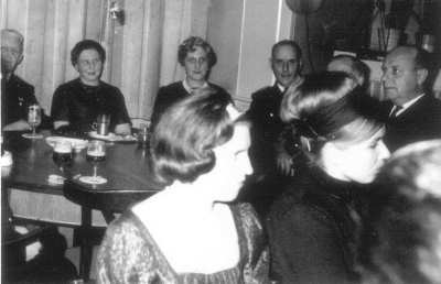 Die Gäste v.l.: H. Herren, Frau Herren, Frau Bodenstab, W. Bodenstab, Bürgermeister W. Lührs, die Dame vorne: Frau Kramer.