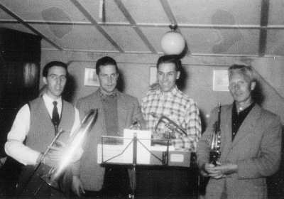 Die Bläsergruppe übt im alten Gerätehaus unter dem Dach. 1954 - 1960