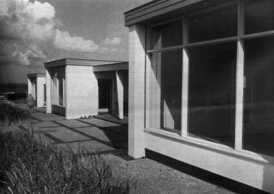 Die vor dem Nordstrand neu entstandenen Schutz- und Badehallen.